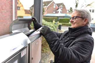 Ehrenamtliche Redaktion verteilt Zeitschrift 